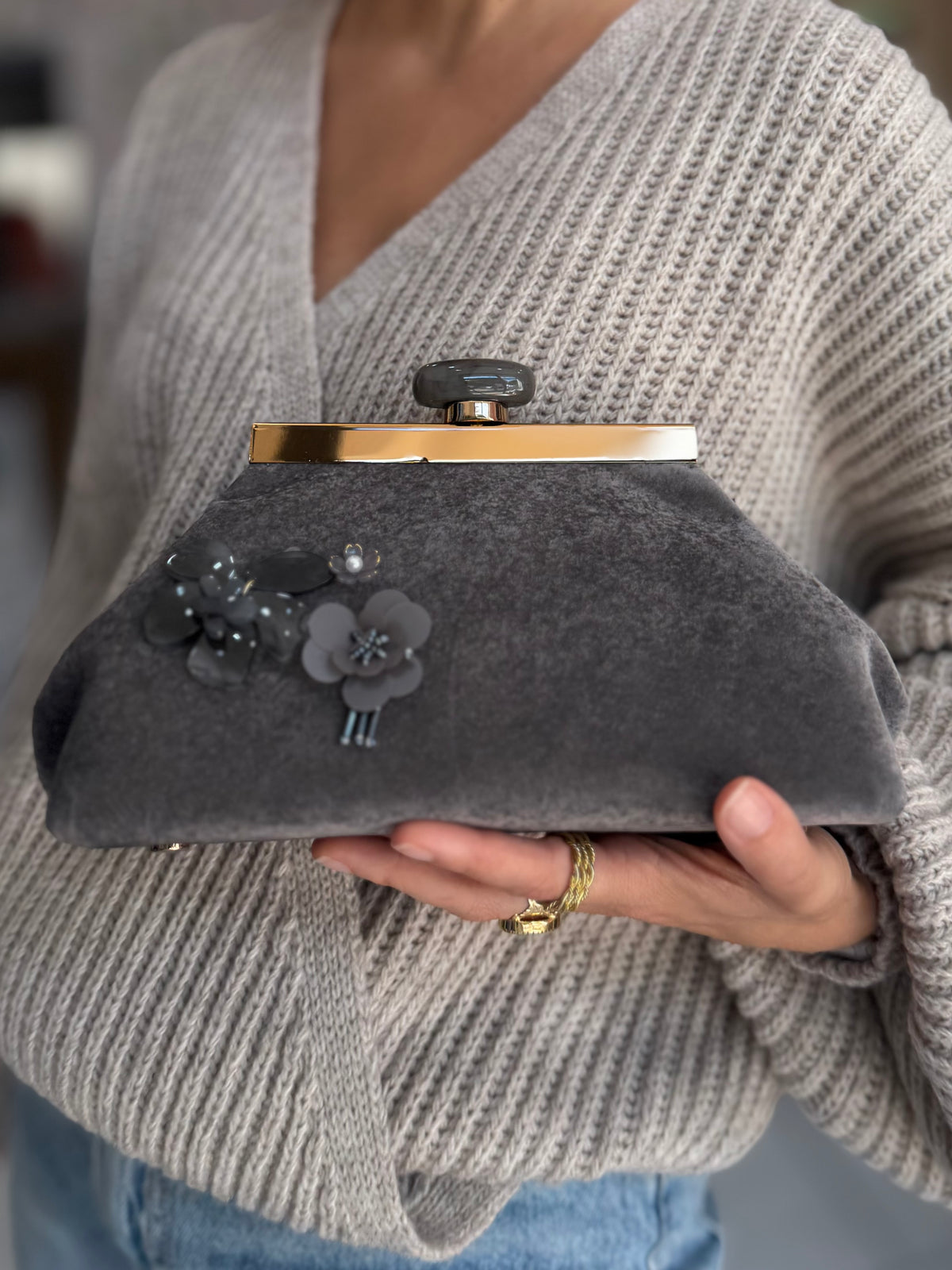 POCHETTE MALAGA A MANO CON FIORI GRIGIO NALI