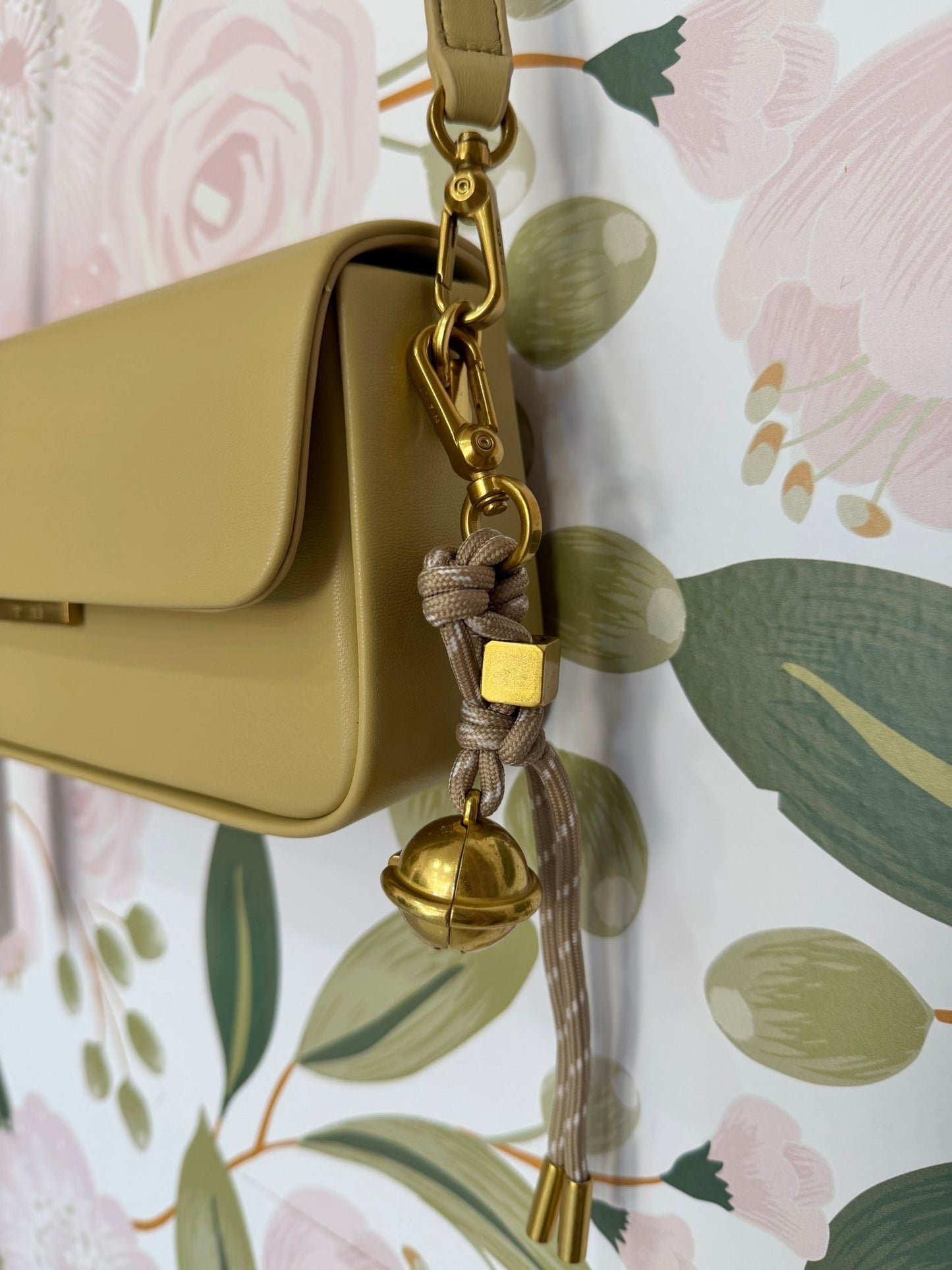 BORSA BRISTOL A SPALLA CON CIONDOLO GIALLO nali - Fanatica Boutique