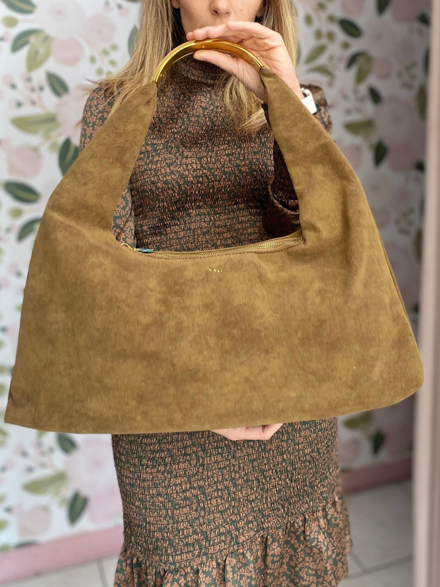 BORSA MILA A SPALLA SCAMOSCIATO OCRA NALI - Fanatica Boutique