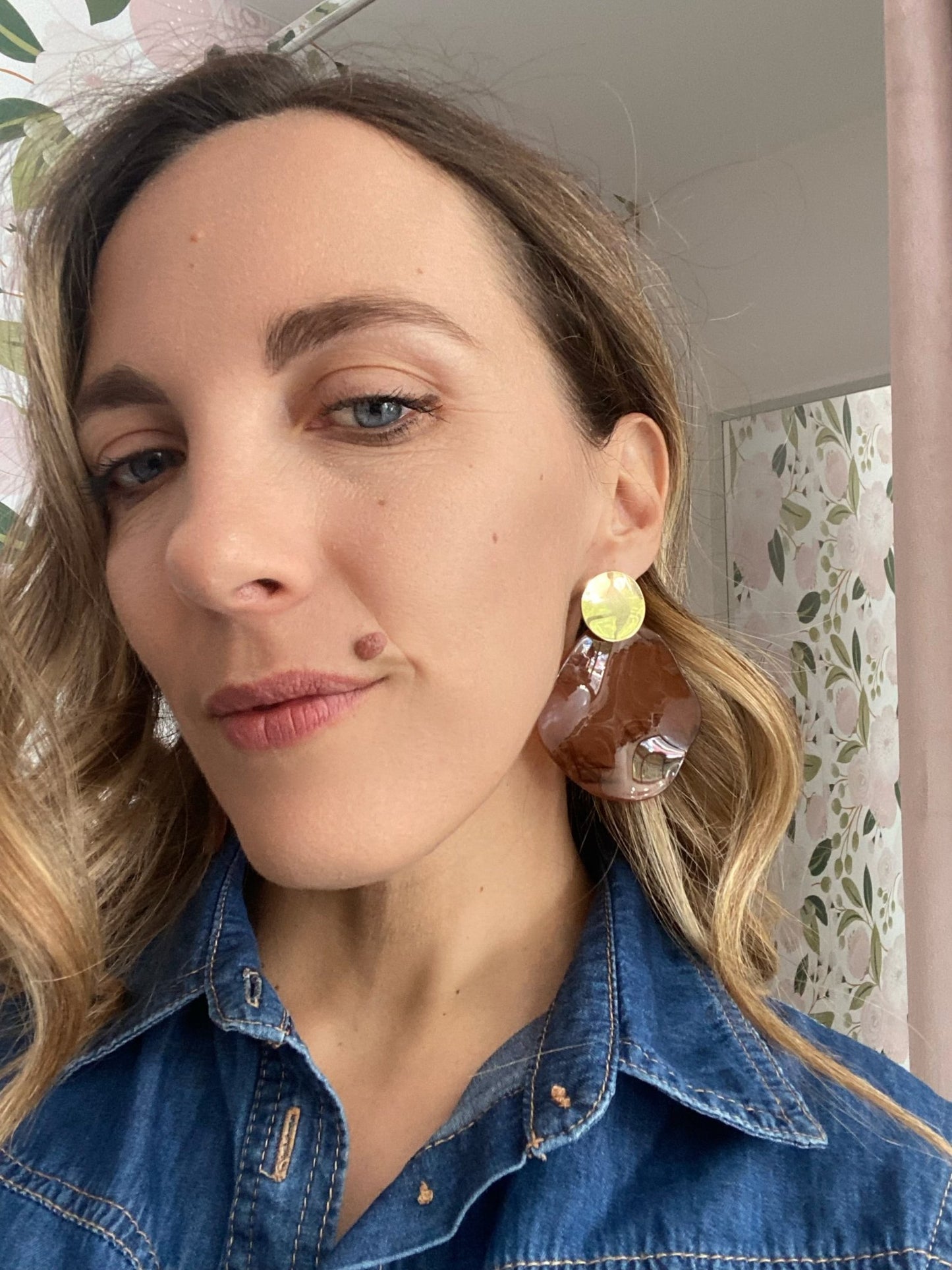 ORECCHINI AVA FLAT ACC.INO. MARRONE NALI - Fanatica Boutique