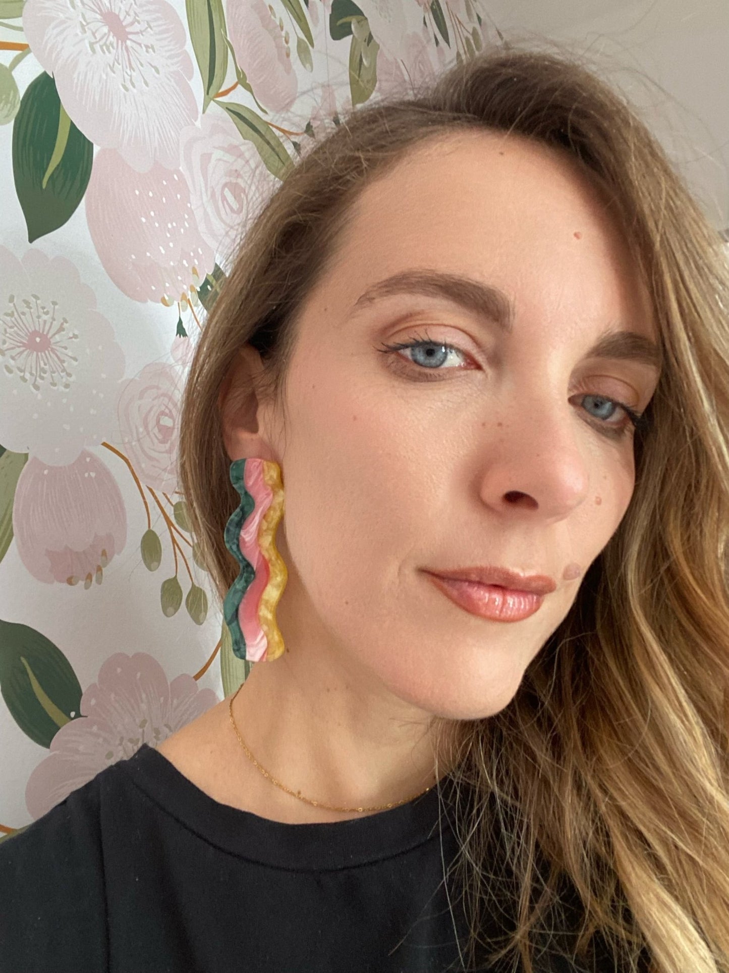 ORECCHINI ONDE IN RESINA ROSA/VERDE NALì - Fanatica Boutique