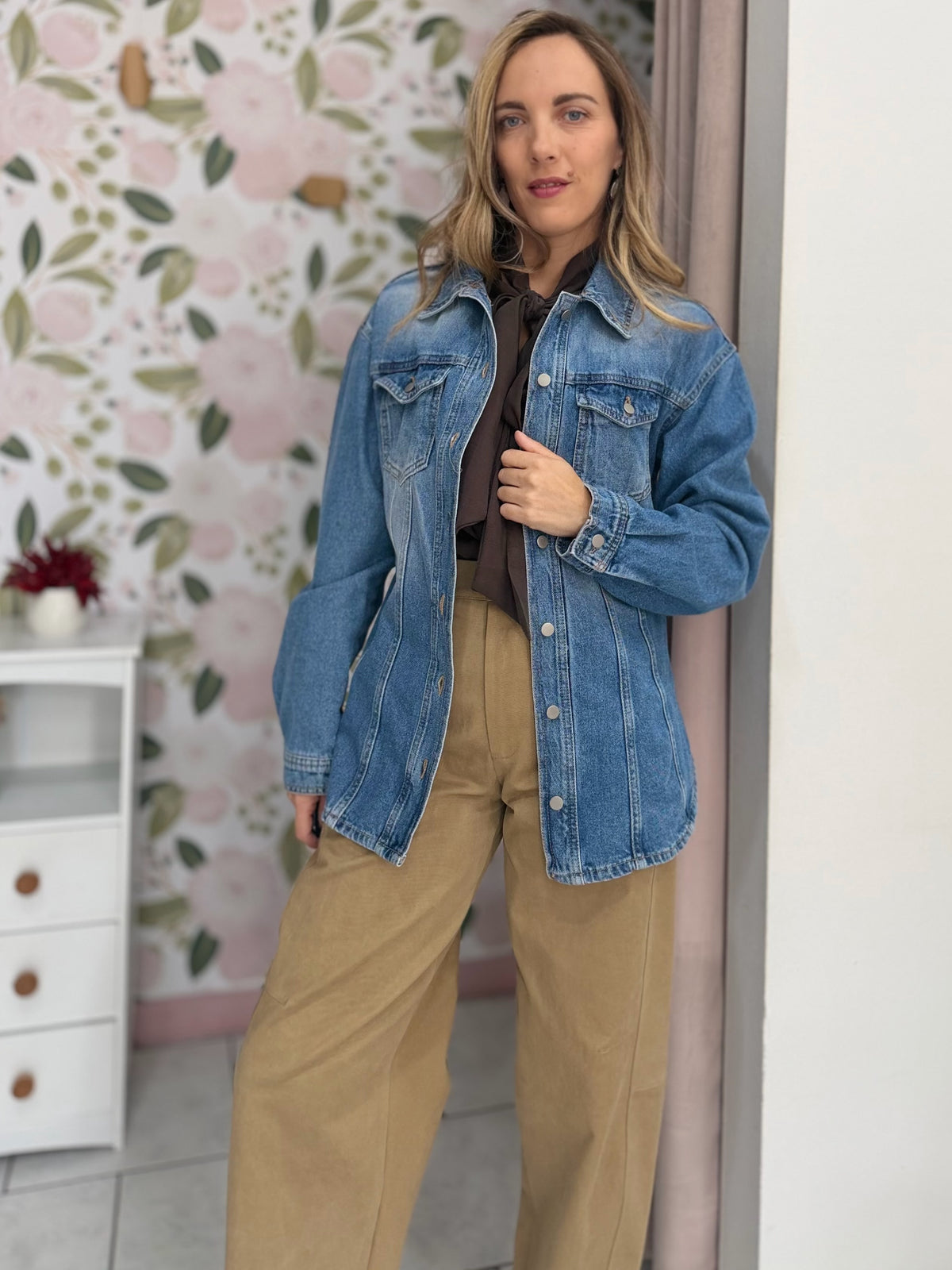 CAMICIA AVVITATA CON TASCHE EFFETTO SABBIATURA KIKISIX