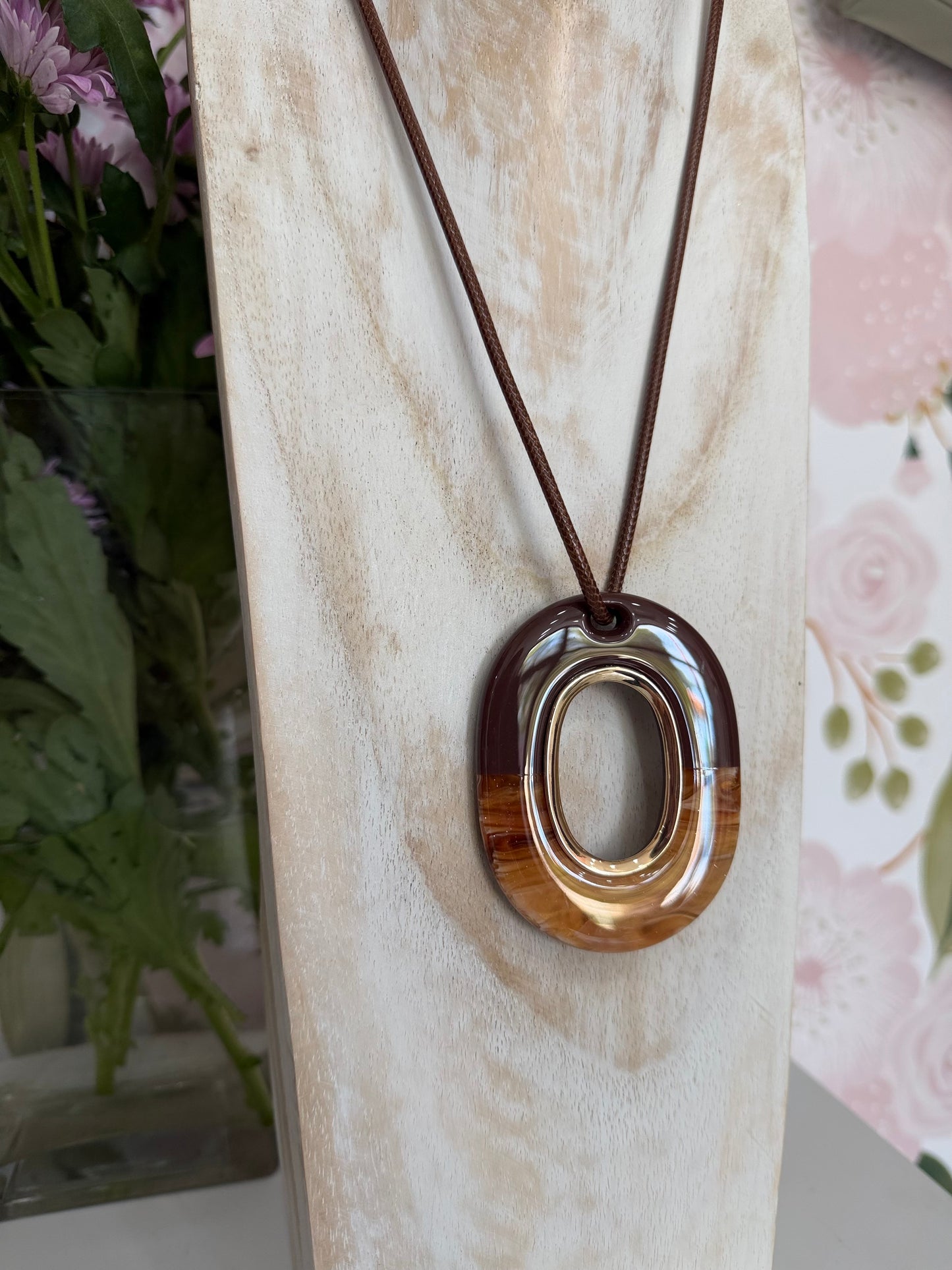 COLLANA VALE PENDENTE OVALE  RESINA MARRONE NALI