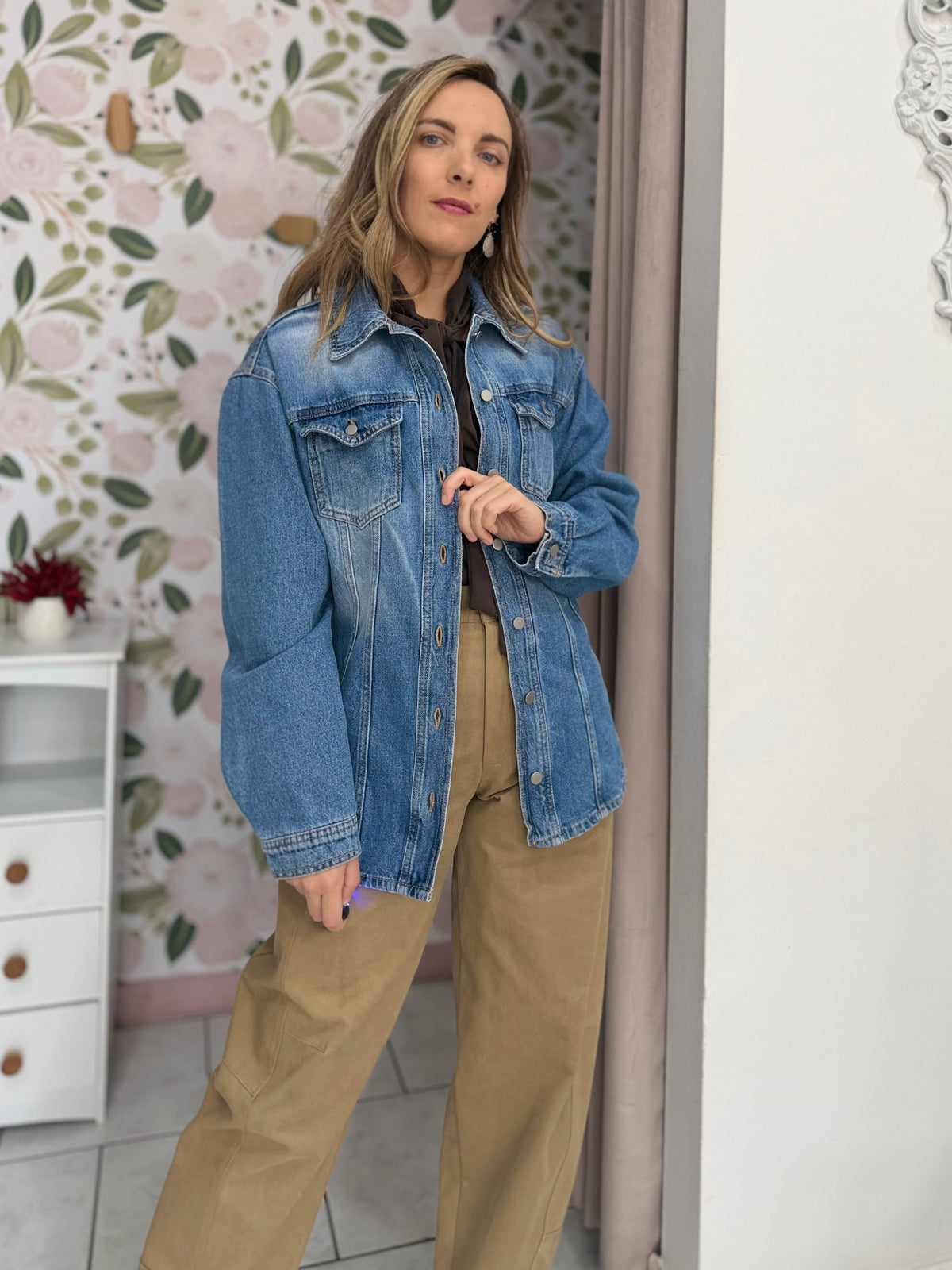 CAMICIA AVVITATA CON TASCHE EFFETTO SABBIATURA KIKISIX