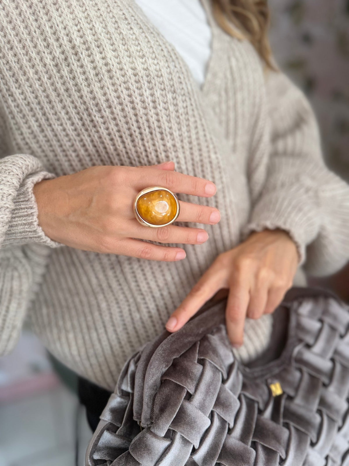 ANELLO KABRI IN ACRILICO OVER OCRA - Fanatica Boutique