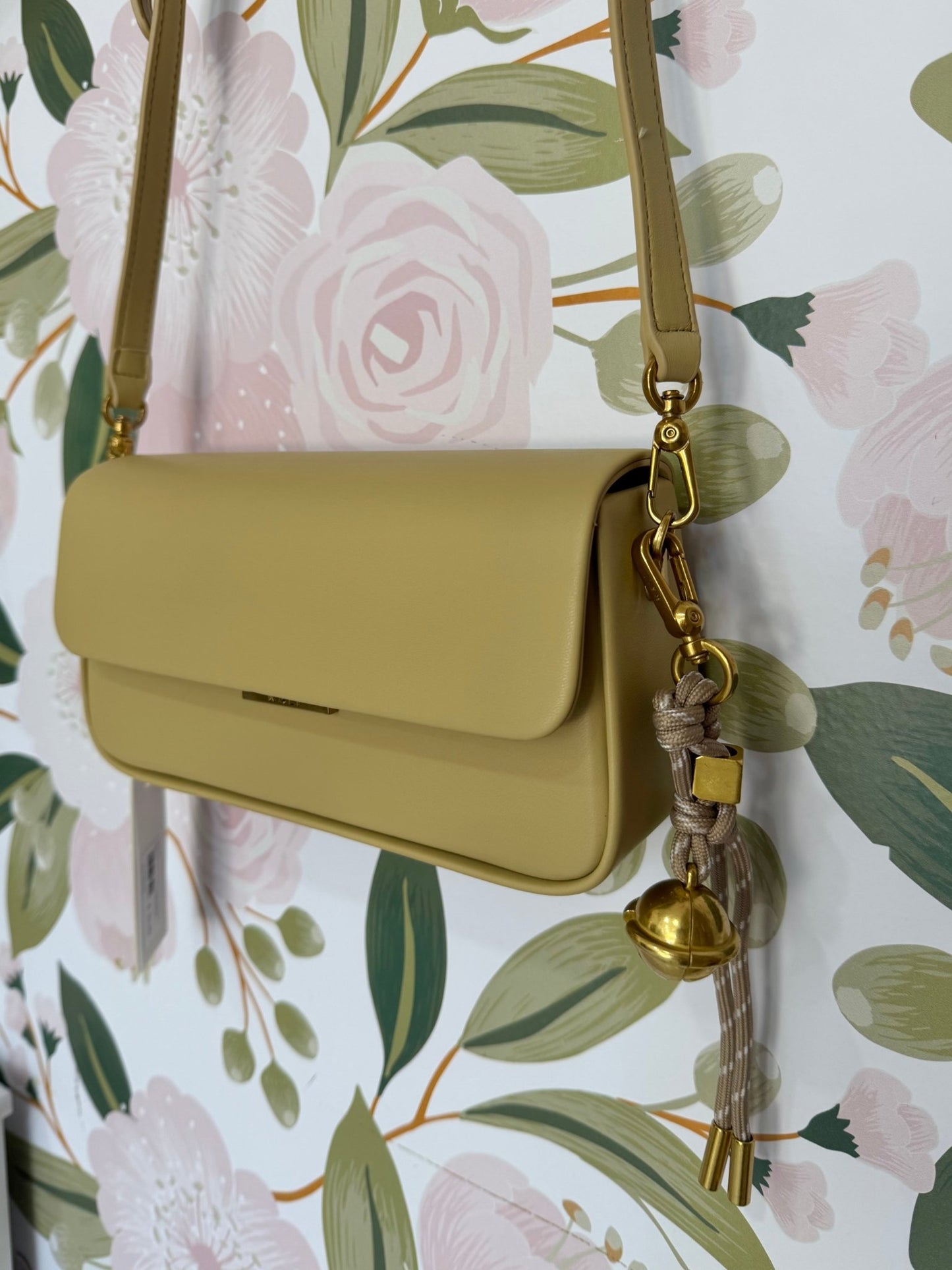 BORSA BRISTOL A SPALLA CON CIONDOLO GIALLO nali - Fanatica Boutique