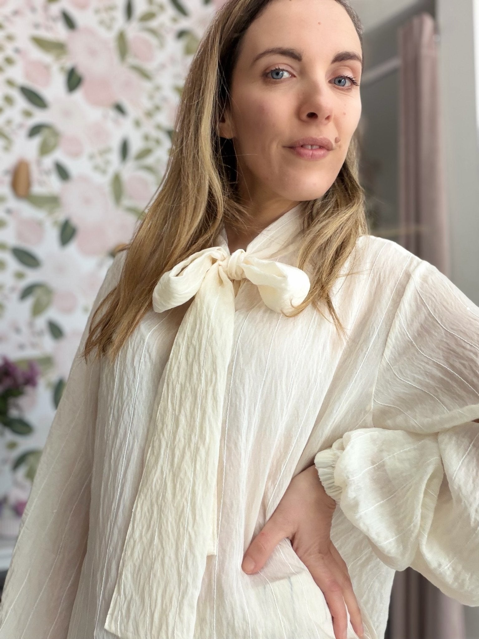 CAMICIA PAILLETTES LEGGERE CON FIOCCO SUL COLLO ECO - Fanatica Boutique