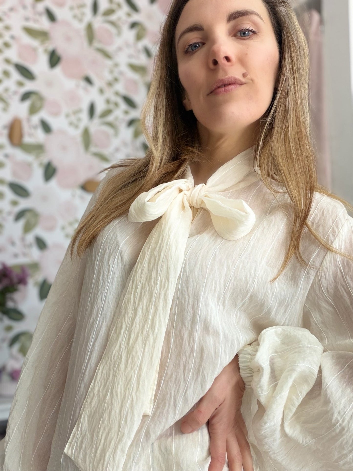CAMICIA PAILLETTES LEGGERE CON FIOCCO SUL COLLO ECO - Fanatica Boutique