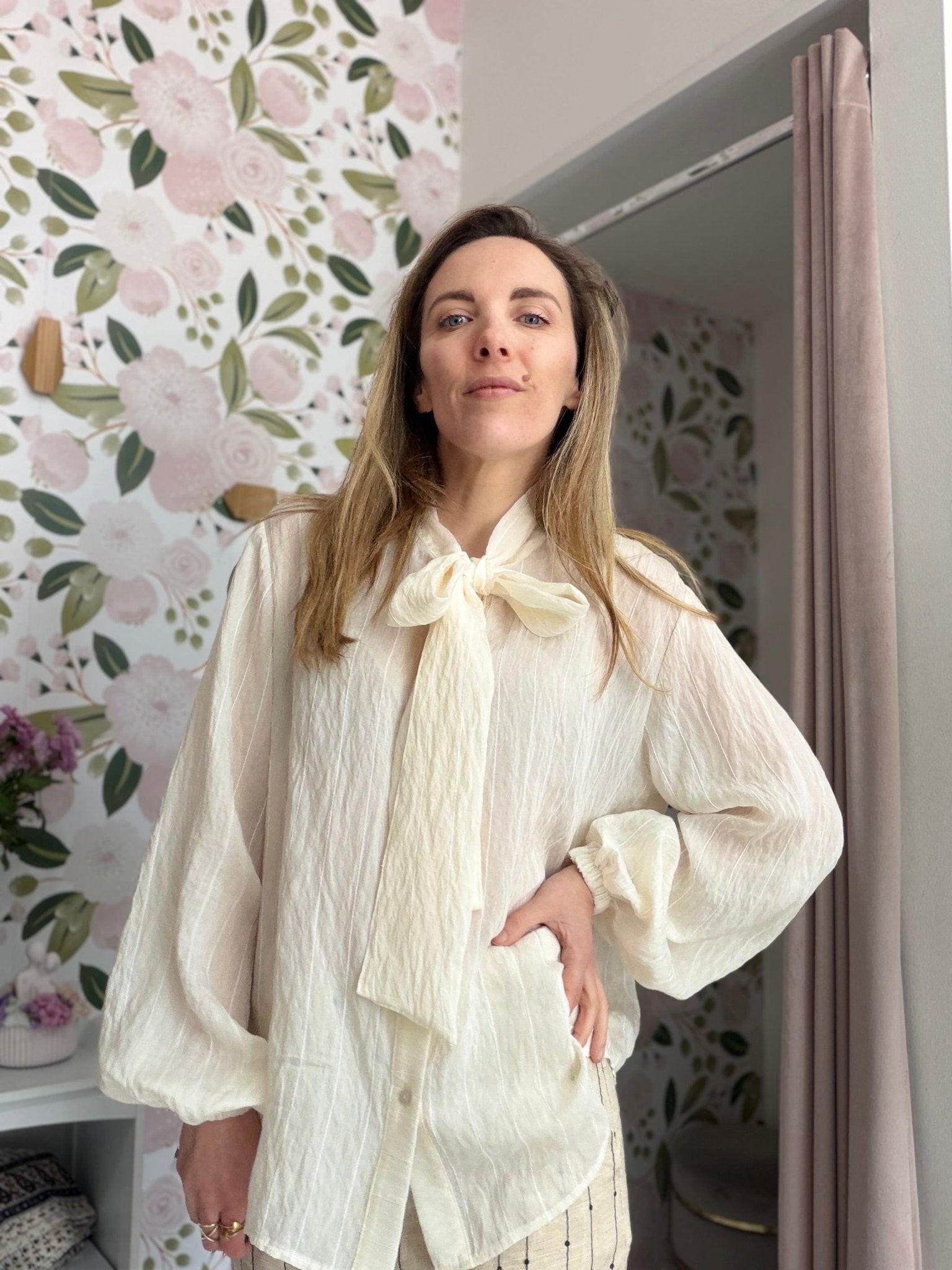 CAMICIA PAILLETTES LEGGERE CON FIOCCO SUL COLLO ECO - Fanatica Boutique
