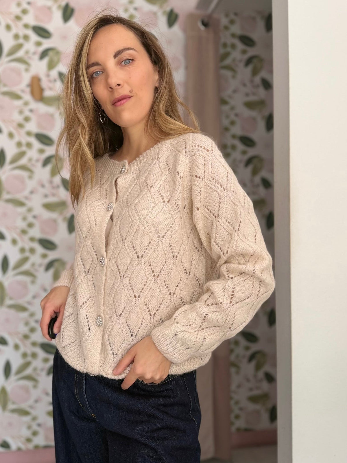CARDIGAN TRAFORATO CON BOTTONE GIOIELLO ECO - Fanatica Boutique