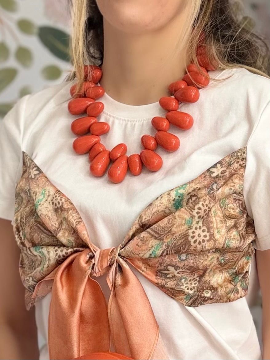 COLLANA ZURI IN RESINA A GOCCIA ARANCIO - Fanatica Boutique