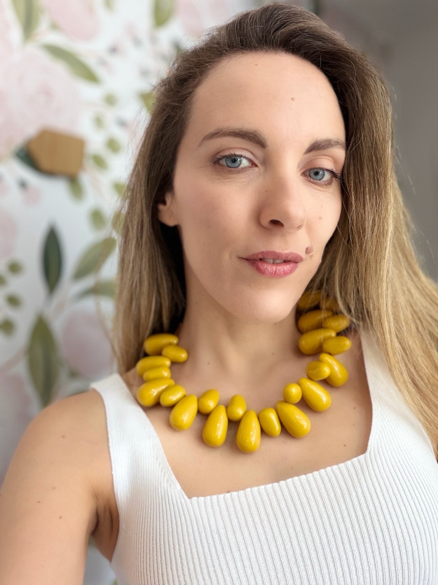 COLLANA ZURI IN RESINA A GOCCIA SENAPE - Fanatica Boutique