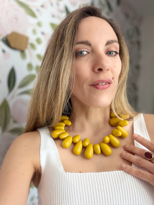 COLLANA ZURI IN RESINA A GOCCIA SENAPE - Fanatica Boutique