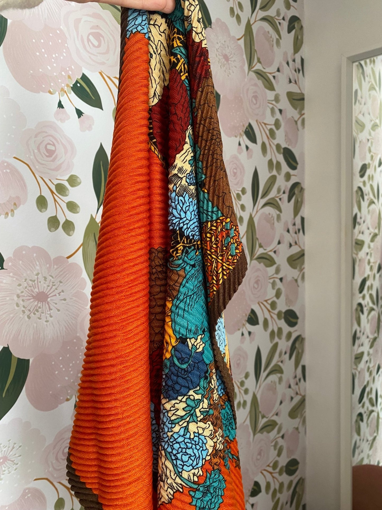FOULARD AMPIO FIORI PLISSE ARANCIO NALI - Fanatica Boutique
