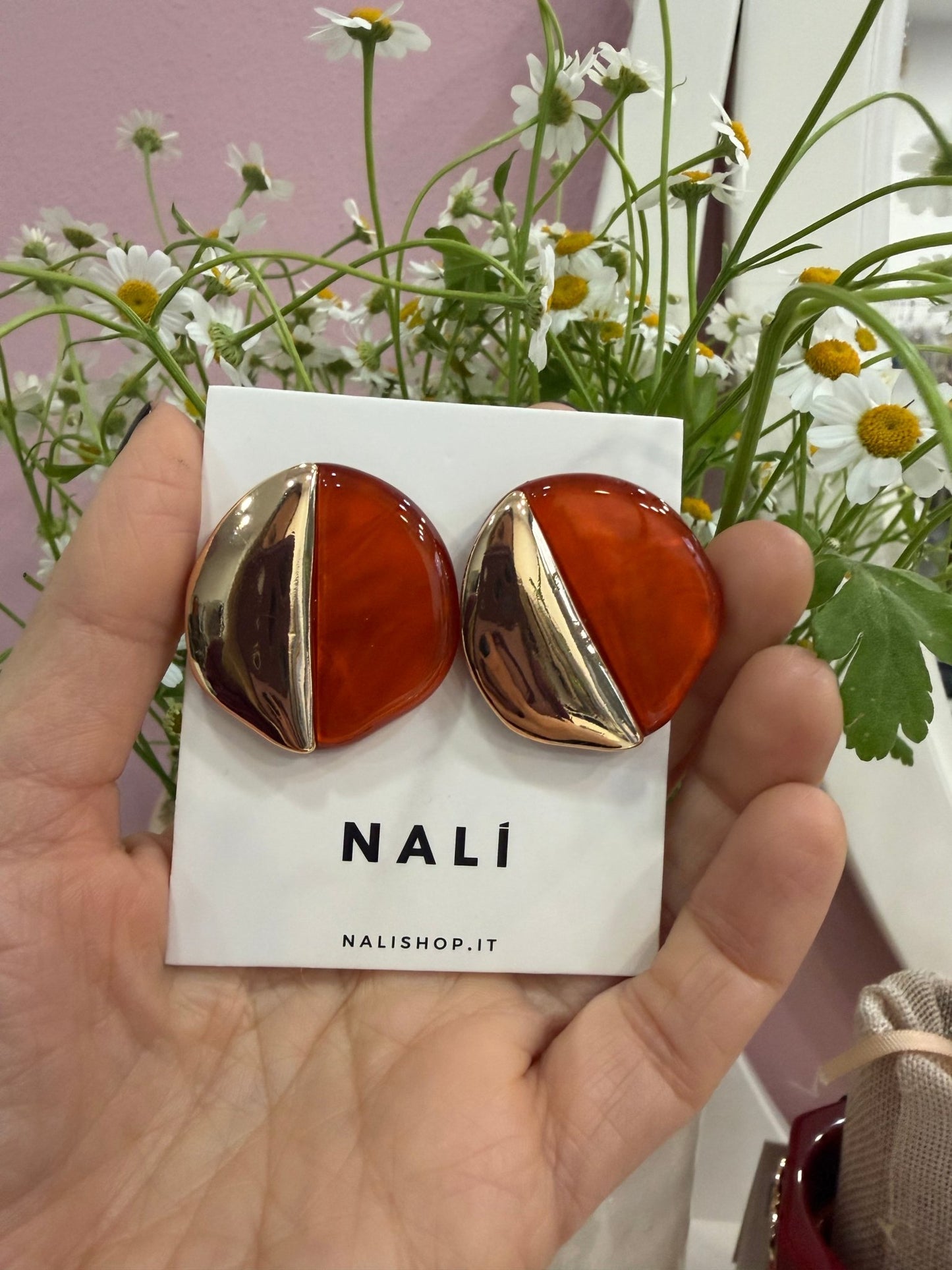 ORECCHINI MEREDITH IN RESINA ORO/ARANCIO NALI - Fanatica Boutique