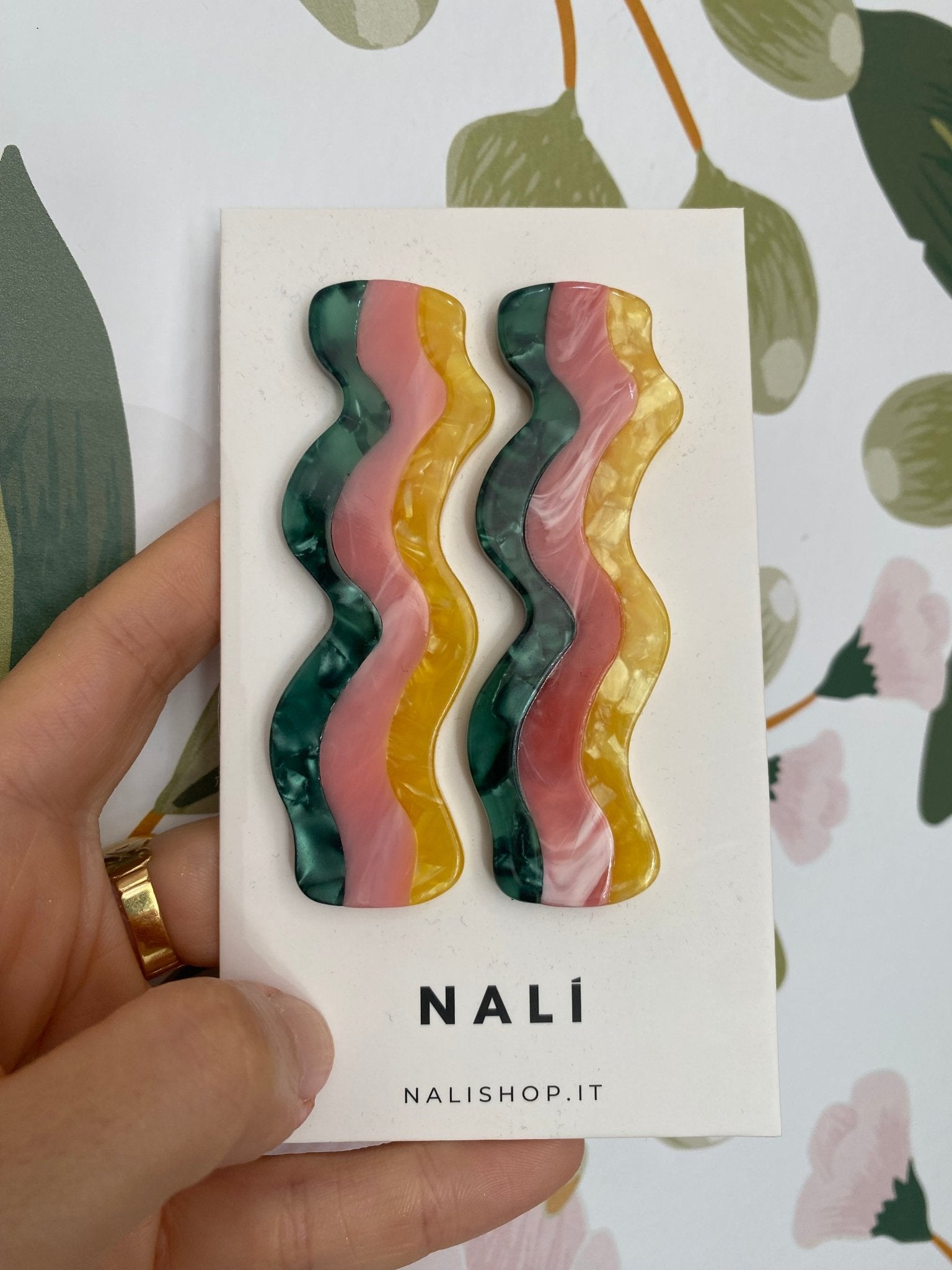 ORECCHINI ONDE IN RESINA ROSA/VERDE NALì - Fanatica Boutique