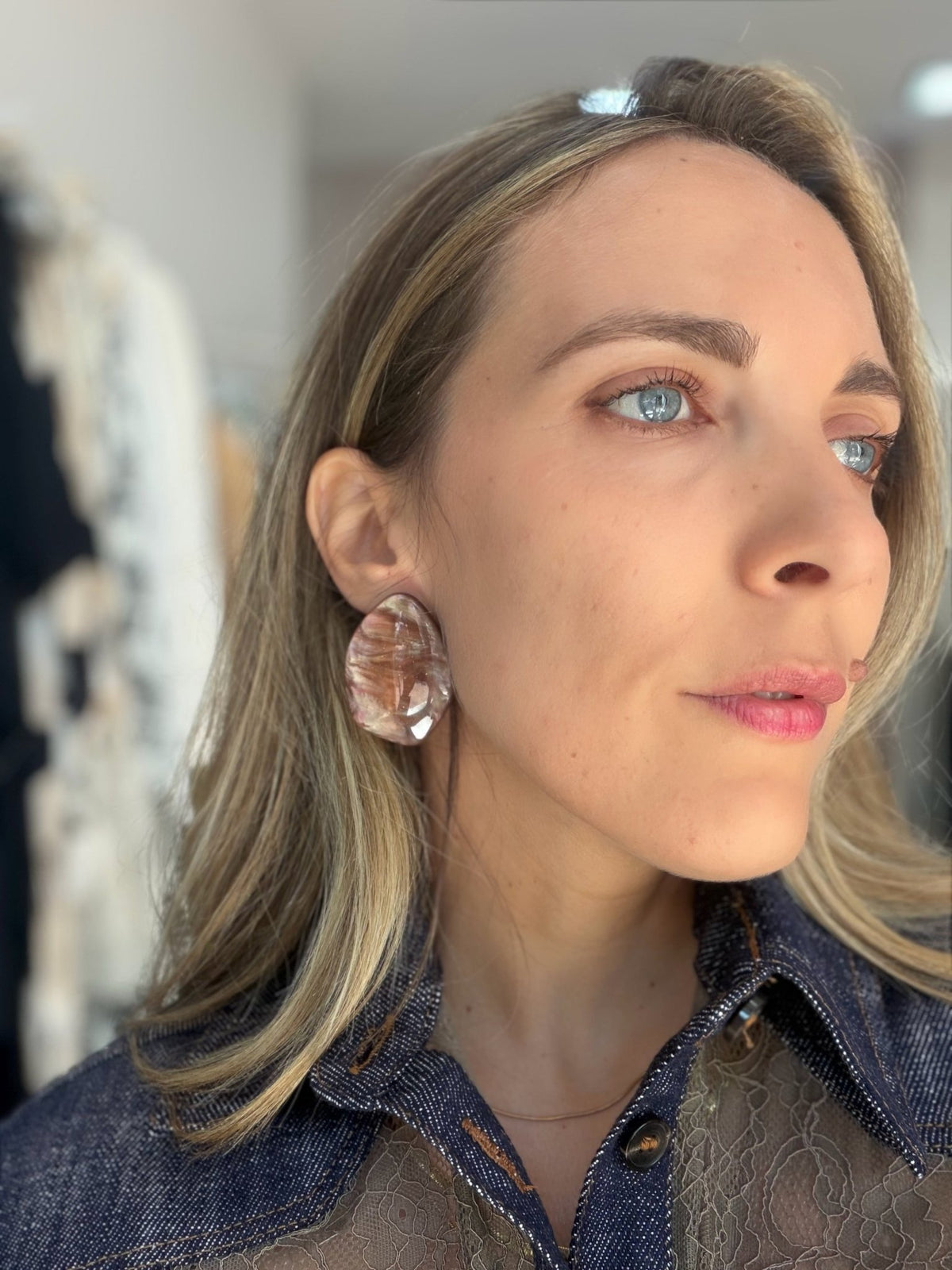 ORECCHINI THAI IN ACRILICO MARRONE NALI - Fanatica Boutique