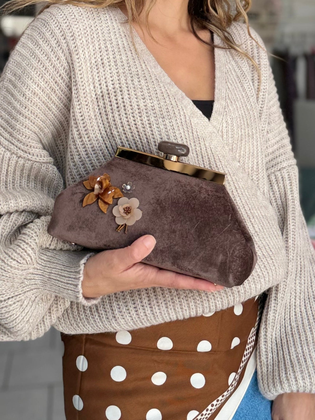 POCHETTE MALAGA A MANO CON FIORI MARRONE NALI - Fanatica Boutique
