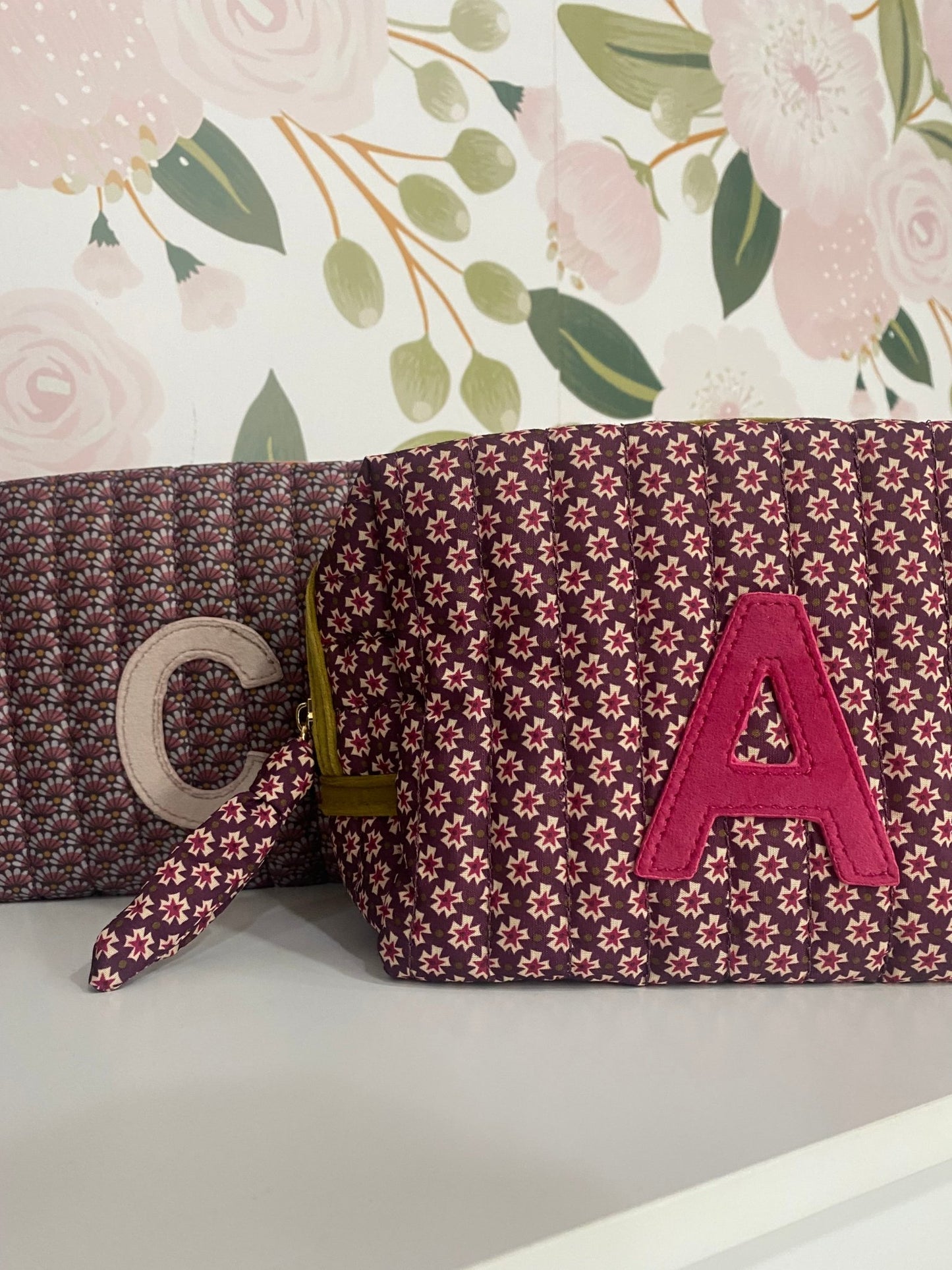 POUCH LETTERA C FANGO/CORALLO NALI - Fanatica Boutique