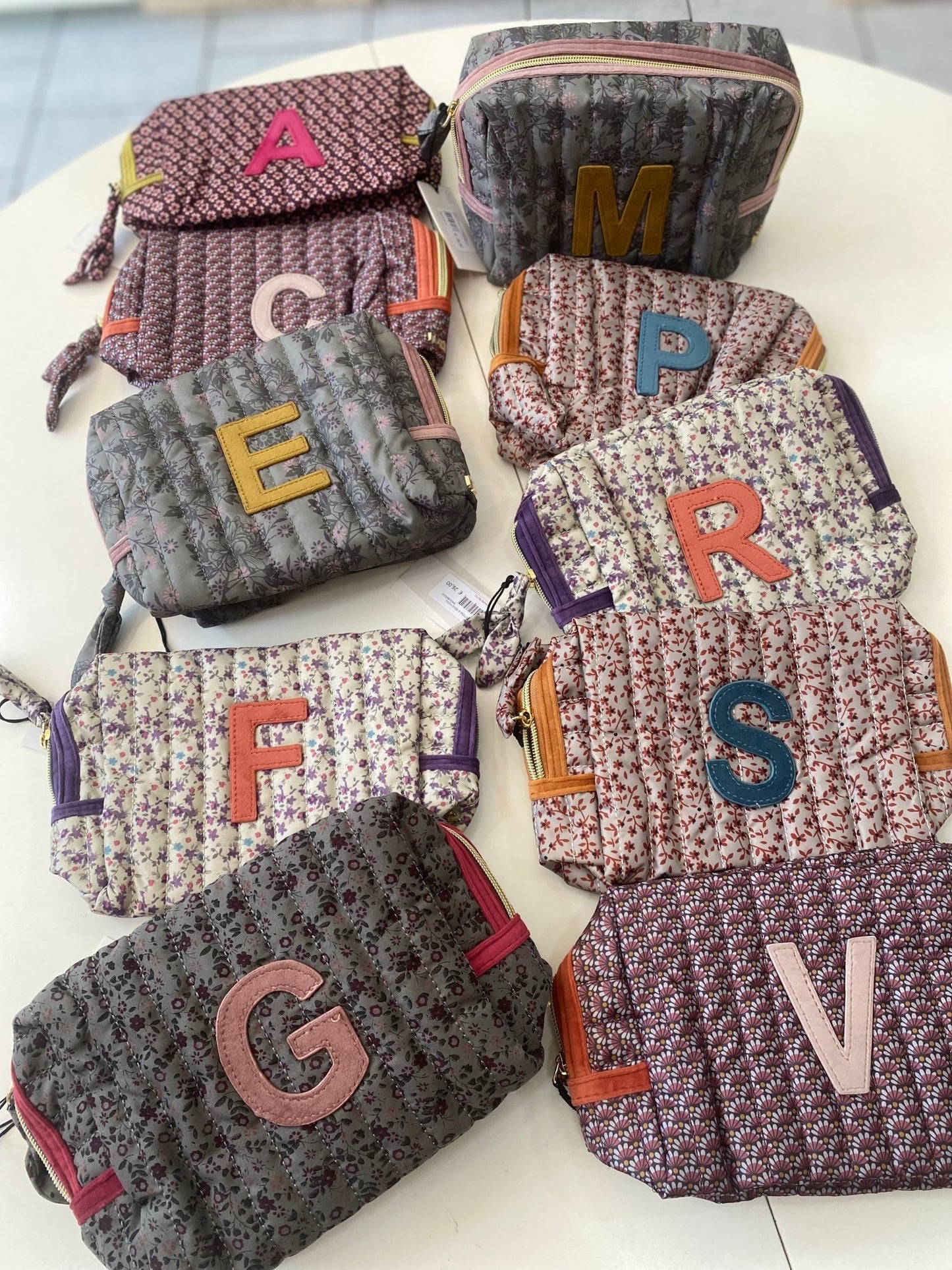 POUCH LETTERA V FANGO/CORALLO NALI - Fanatica Boutique