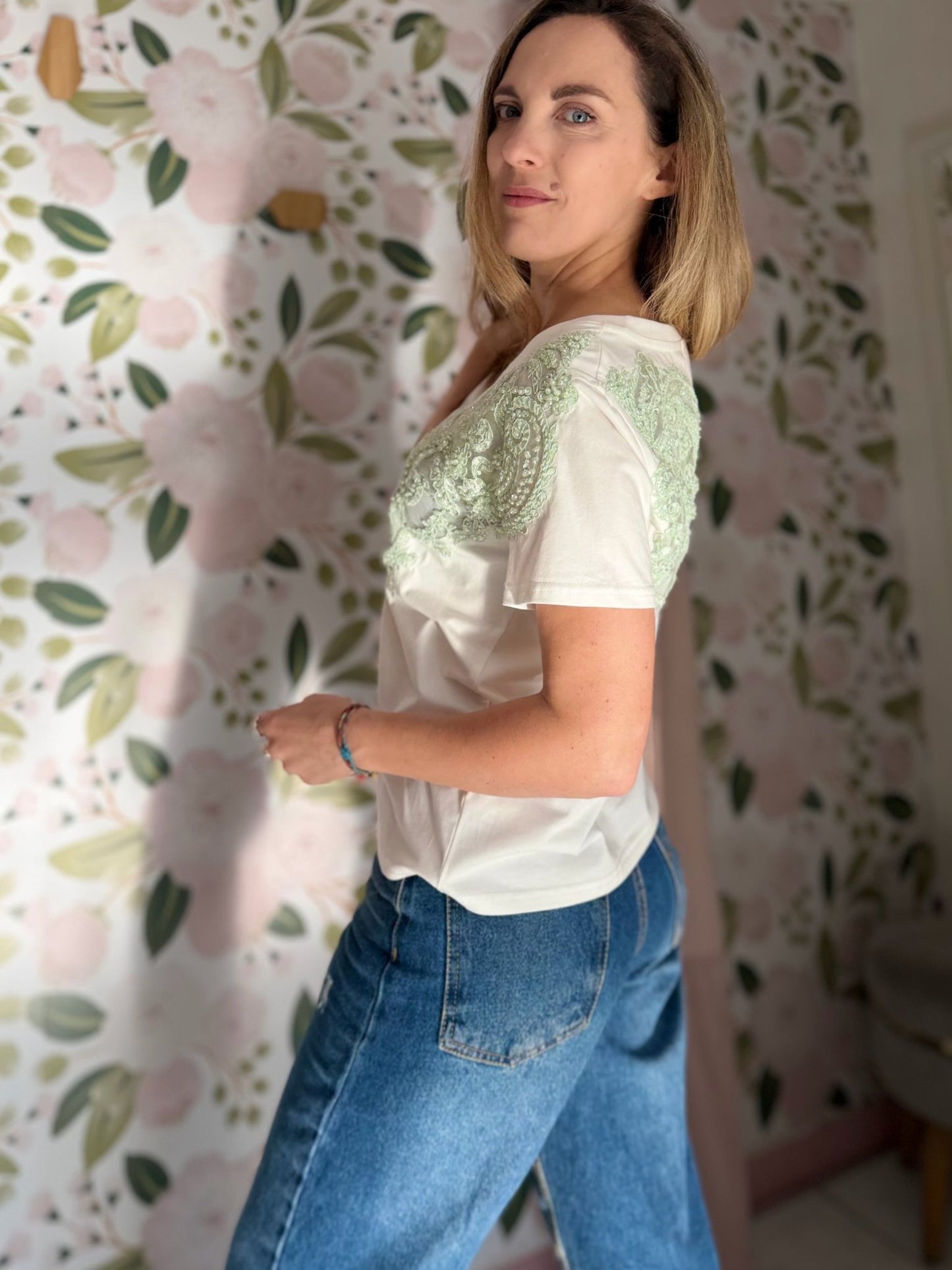 T - SHIRT AMOSA CON APPLICAZIONI - Fanatica Boutique
