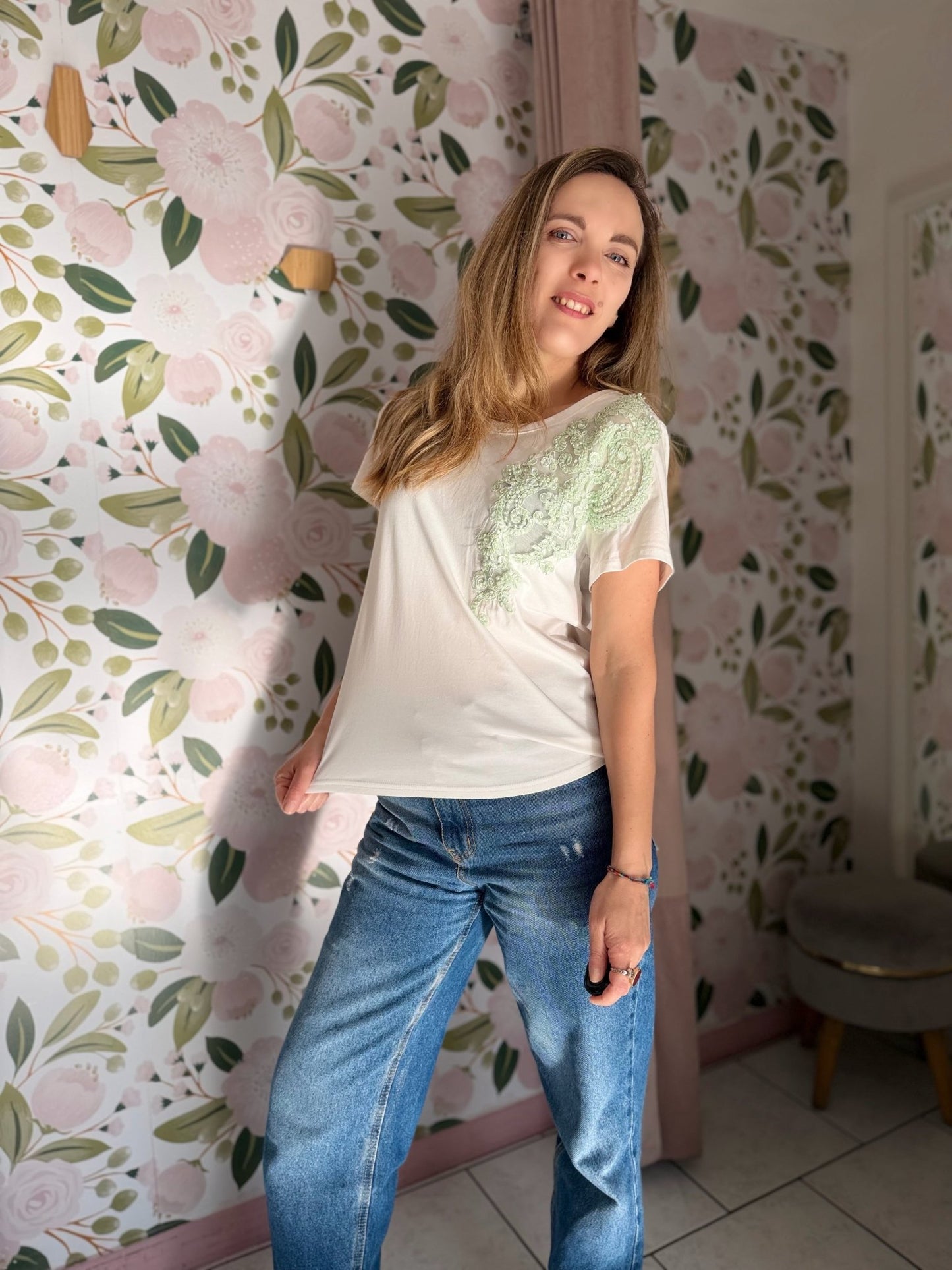 T - SHIRT AMOSA CON APPLICAZIONI - Fanatica Boutique